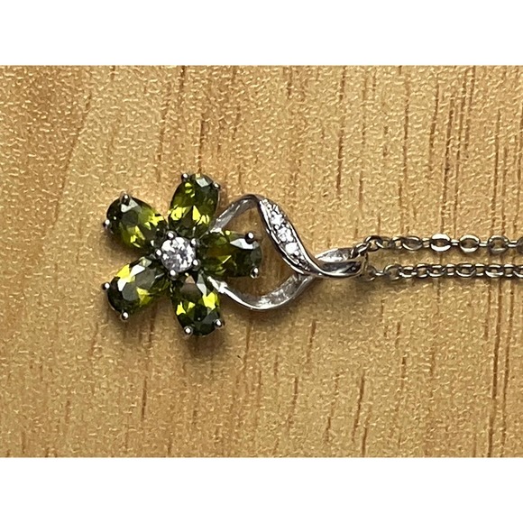 Green Flower Pendant Necklace Silver Tone Floral Marquise Stone 18 Inch Chain - Picture 4 of 4